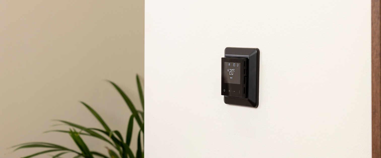Smart Termostat kan du enkelt regulere temperaturen og oppnå store besparelser, samtidig som du alltid har det varmt og komfortabelt hjemme.